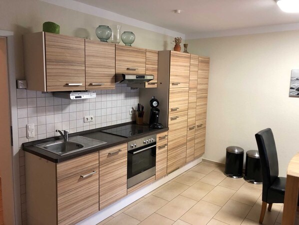 Køleskab, ovn, opvaskemaskine, kaffe-/temaskine