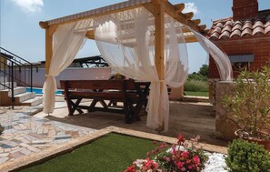 Outdoor dining - Cozy home in Pula with kitchen (Pula)
