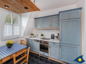 KĂŒhlschrank, GeschirrspĂŒler, Wasserkocher mit Kaffee-/Teezubehör