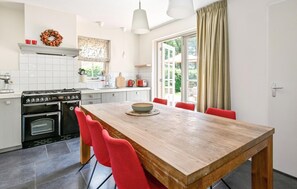 Kjøleskap, kokeplater, oppvaskmaskin og kaffetrakter/tekoker