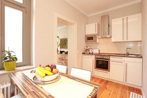 Kühlschrank, Mikrowelle, Ofen