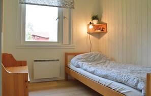 2 bedrooms, travel crib, bed sheets