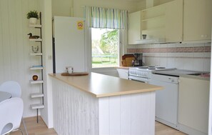 Kühlschrank, Herdplatte, Wasserkocher mit Kaffee-/Teezubehör