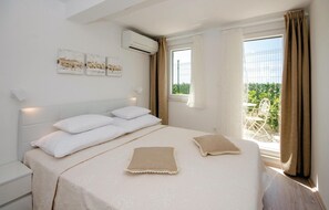 3 bedrooms, in-room safe, travel cot, free WiFi - Stunning home in Seget Donji (Seget Donji)