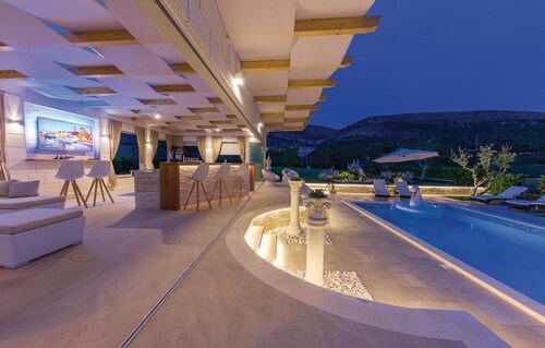 Stunning home in Seget Donji