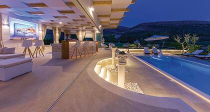 Stunning home in Seget Donji