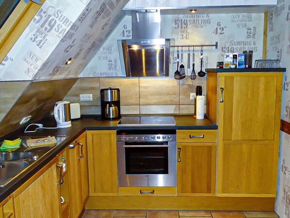 Kühlschrank, Mikrowelle, Ofen, Hochstuhl