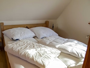 3 bedrooms, desk, travel cot, WiFi