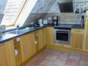 Frigorífico, microondas, horno y trona infantil