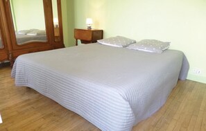 4 bedrooms, travel cot, free WiFi, bed sheets