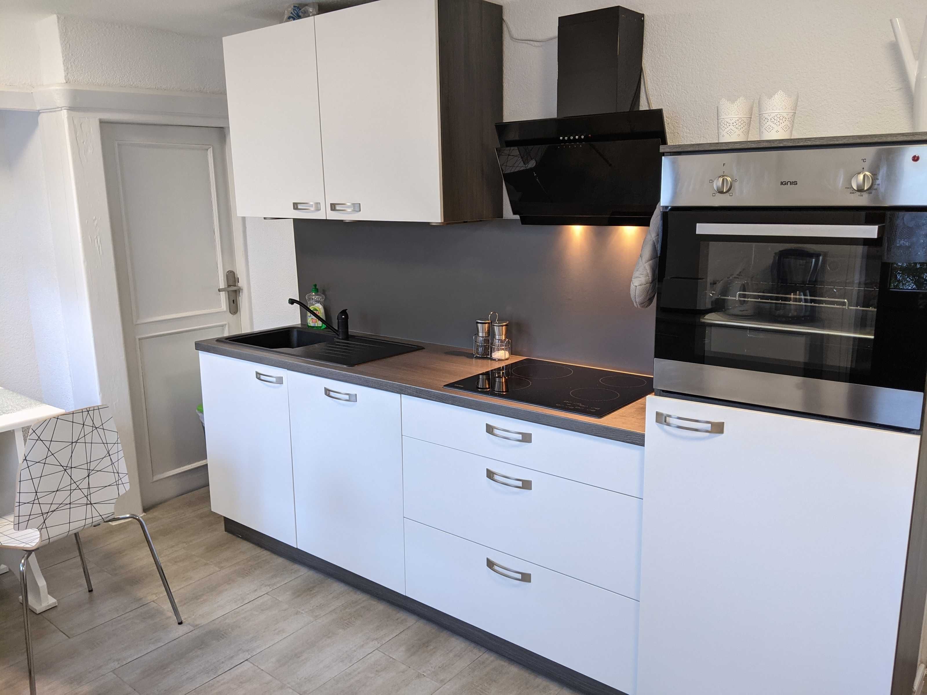 Kühlschrank, Ofen, Geschirrspüler, Hochstuhl