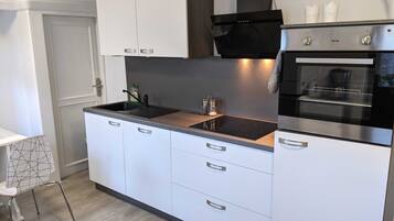 Kühlschrank, Ofen, Geschirrspüler, Hochstuhl