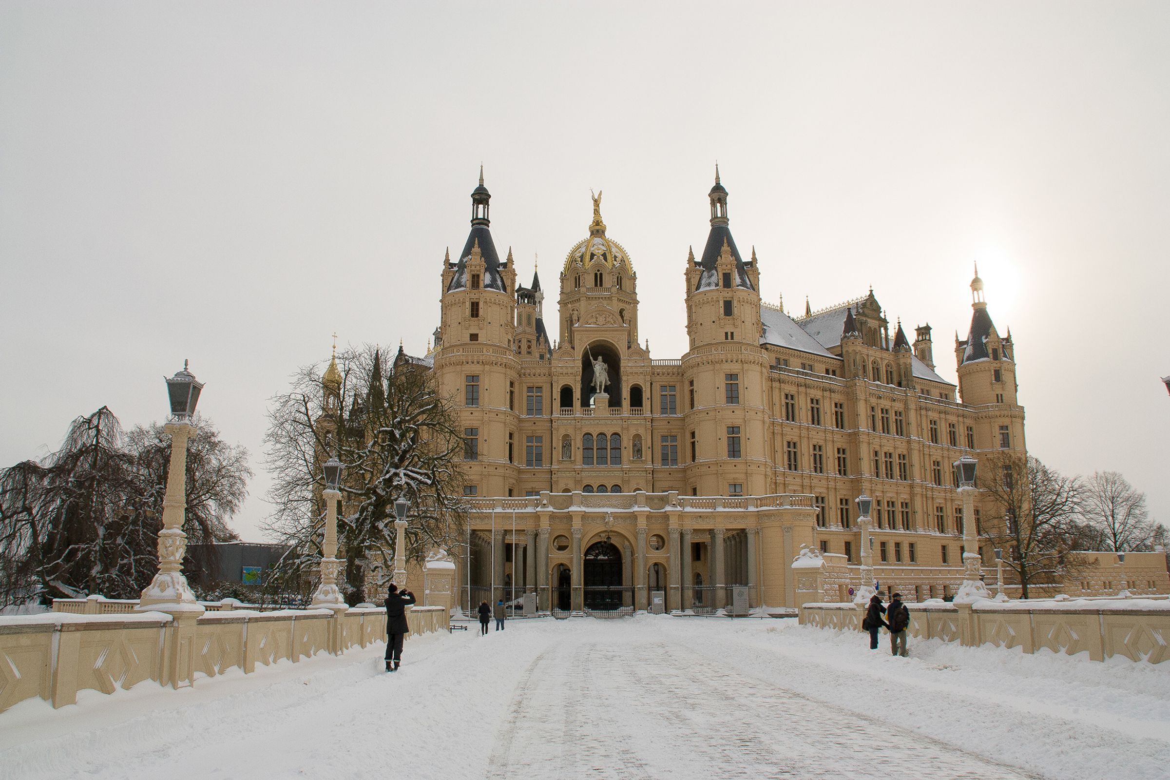 Un grand bâtiment imposant, richement décoré, doté de plusieurs tours et d’une entrée centrale.