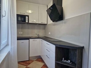 Kjøleskap, mikrobølgeovn, kokeplater og kaffetrakter/tekoker