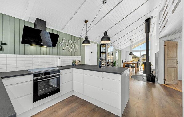 Kühlschrank, Geschirrspüler, Wasserkocher mit Kaffee-/Teezubehör