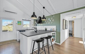 Kylskåp, mikrovågsugn, diskmaskin och kaffe- och tebryggare