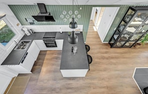 Kühlschrank, Geschirrspüler, Wasserkocher mit Kaffee-/Teezubehör