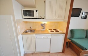 Kühlschrank, Mikrowelle, Herdplatte, Geschirrspüler