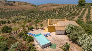 A Mediterranean-style villa with a swimming pool, sun loungers, and a view of the sea. - Beach front home in Ribera (AG) (Ribera (AG))