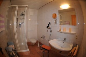 Suihku, hiustenkuivaaja, pyyhkeet