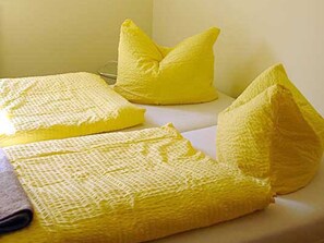 2 chambres, lit parapluie, draps fournis