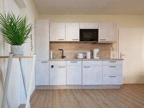 Réfrigérateur, micro-ondes, lave-vaisselle, cafetière/bouilloire