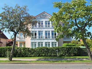 Un hôtel de deux étages avec une enseigne indiquant « Haus Bernstein ».
