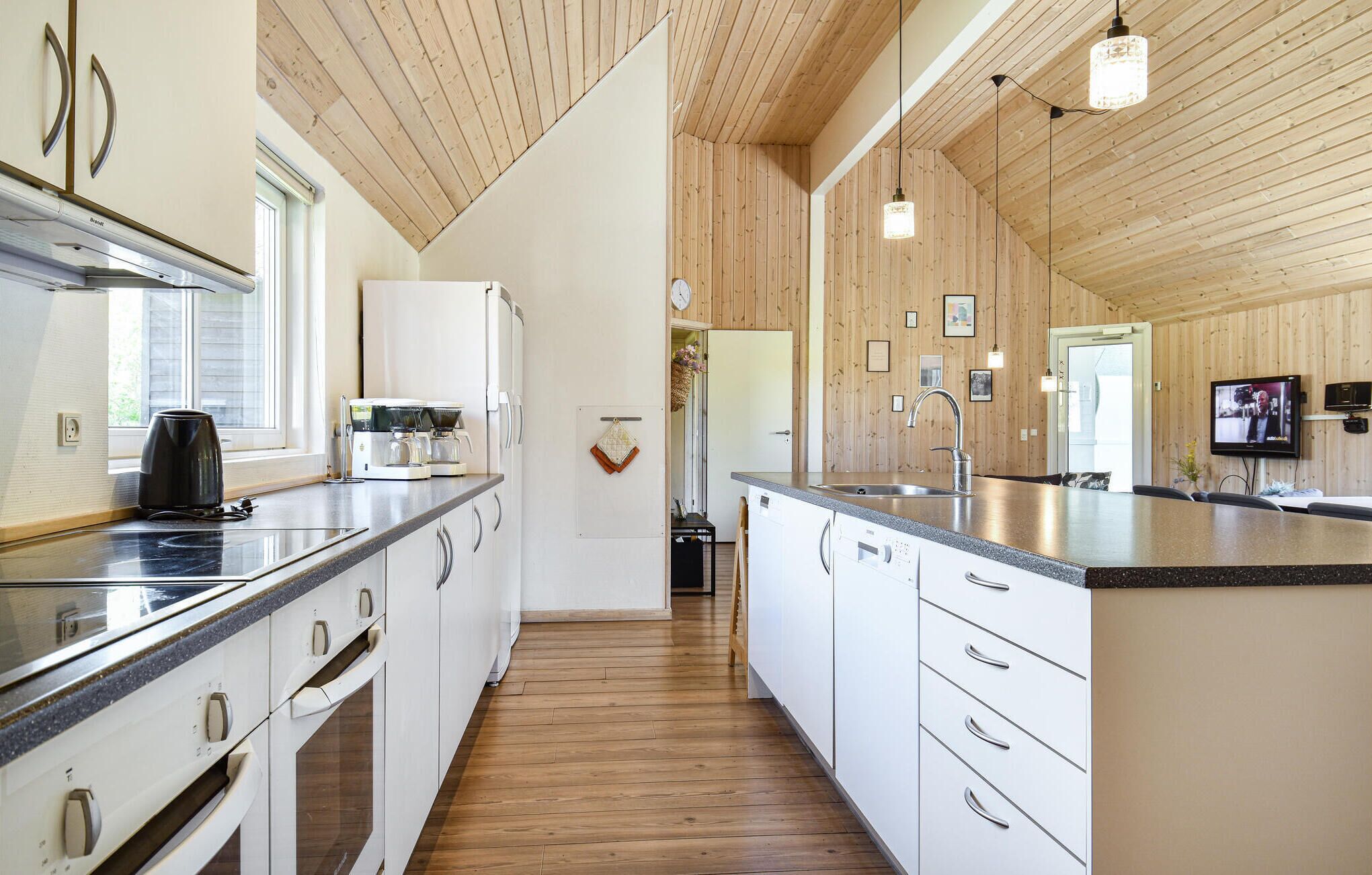 Kjøleskap, kokeplater, oppvaskmaskin og kaffetrakter/tekoker