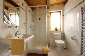 Een douche, een haardroger, handdoeken, zeep