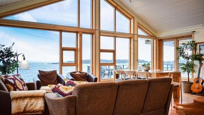 TV, fireplace, DVD player - Nice home in Nedstrand with sauna (Nedstrand)