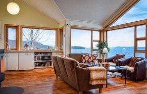 TV, fireplace, DVD player - Nice home in Nedstrand with sauna (Nedstrand)