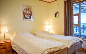 3 bedrooms, free WiFi - Nice home in Nedstrand with sauna (Nedstrand)
