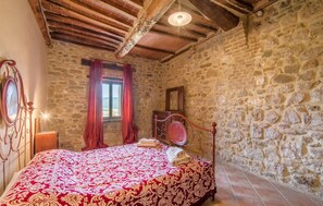 4 bedrooms, travel cot, bed sheets
