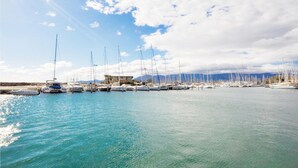 Un puerto deportivo con varios veleros amarrados.