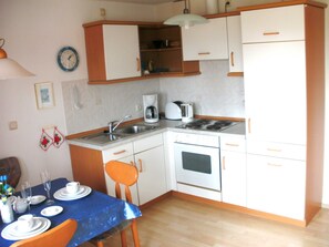 Kühlschrank, Ofen, Wasserkocher mit Kaffee-/Teezubehör, Wasserkocher