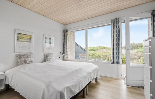 Beautiful home in Hvide Sande with WiFi