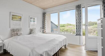 Beautiful home in Hvide Sande with WiFi