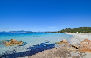 A beach with clear water, rocky formations, and distant hills. - 1 bedroom cozy home in Coti Chiavari (Coti Chiavari)