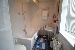 Een douche, een haardroger, handdoeken