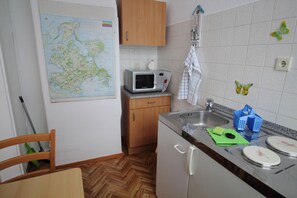 Jääkaappi, mikroaaltouuni, pakastin