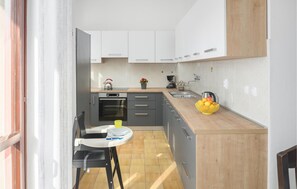 Fridge, dishwasher, coffee/tea maker