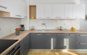 Refrigerador, microondas, lavavajillas, cafetera/tetera