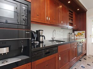 Fridge, oven, dishwasher, coffee/tea maker