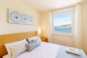 1 habitación, caja de seguridad en la habitación y escritorio 