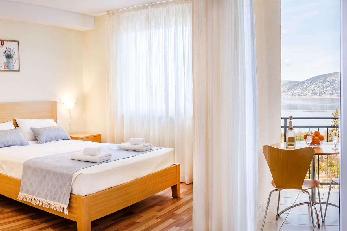 Suite Deluxe, vista al mar | 1 habitación, caja de seguridad en la habitación y escritorio