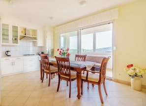 Apartment, Terrasse, Meerblick | Essbereich im Zimmer