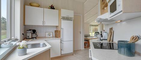 Køleskab, kogeplade, opvaskemaskine, kaffe-/temaskine