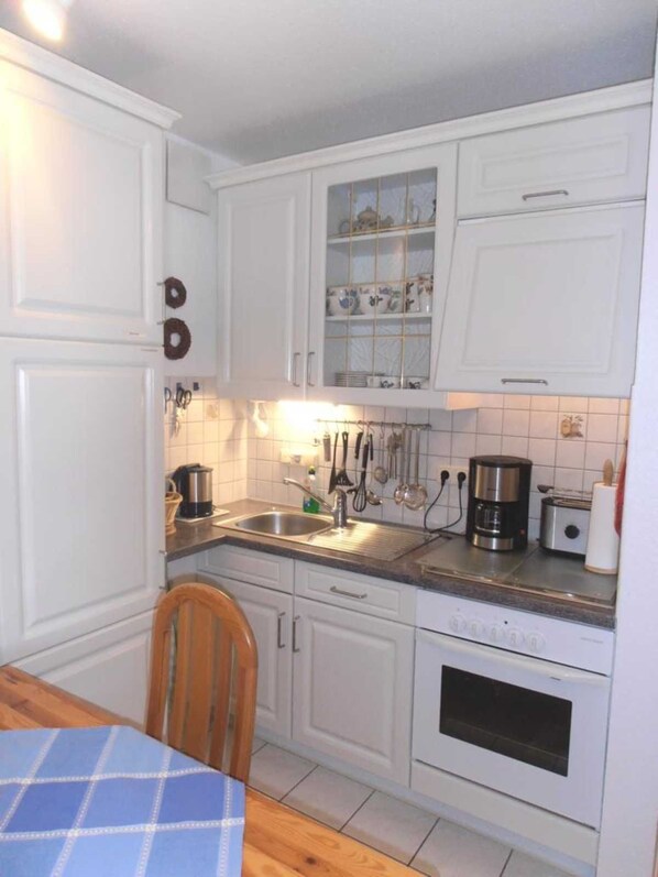 Kühlschrank, Ofen, Geschirrspüler, Hochstuhl