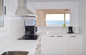 Kühlschrank, Herdplatte, Wasserkocher mit Kaffee-/Teezubehör