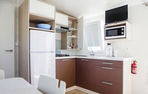 Refrigerador, microondas, parrilla de estufa y cafetera y tetera 